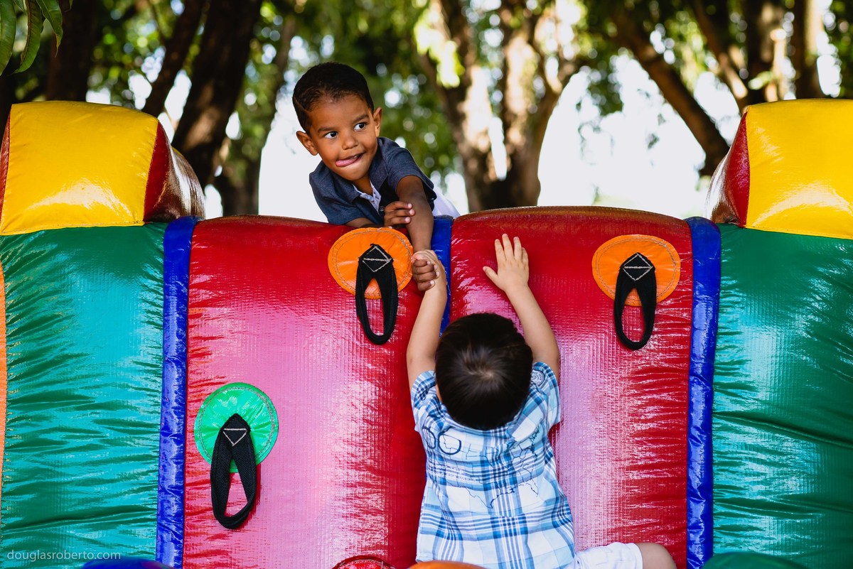crianças brincando no pula pula