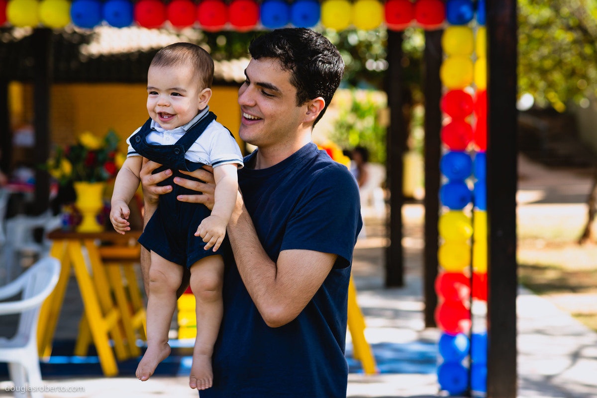 tio brincando com o sobrinho
