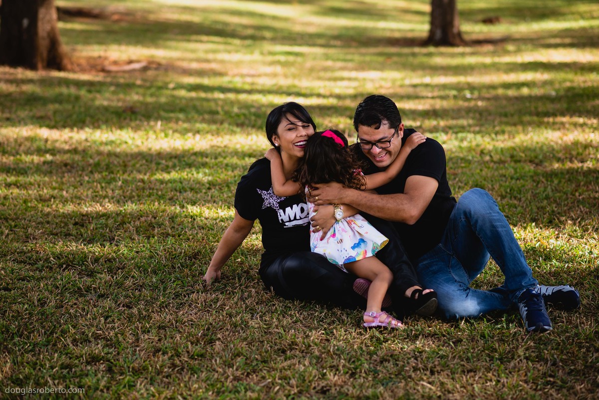 filha abraçando os pais 