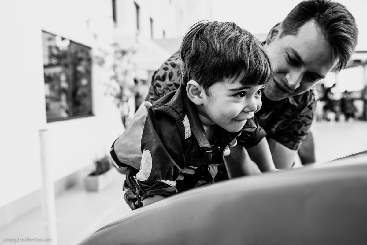 pai brincando com o filho