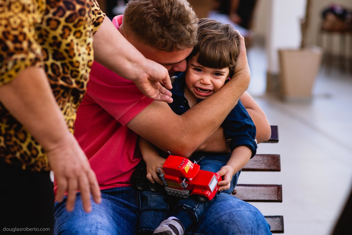 tio abraçando sobrinho