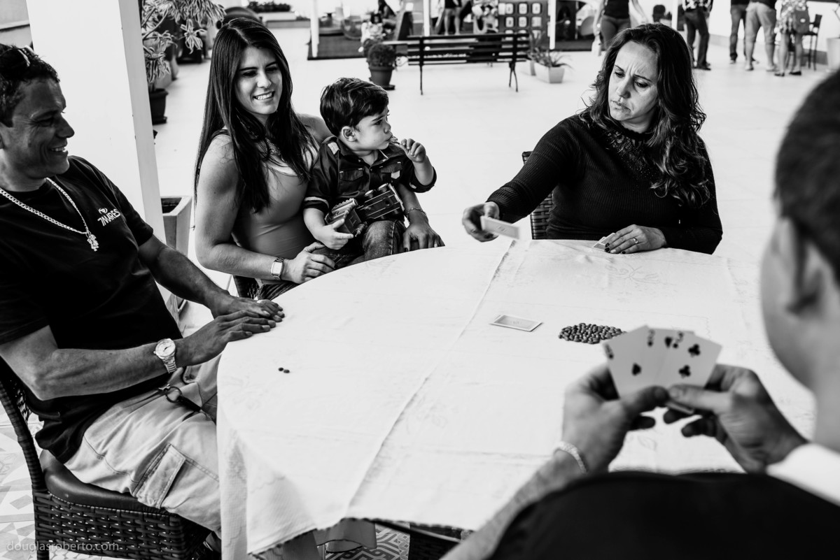 família jogando truco em festa infantil