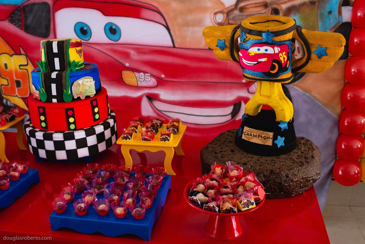 mesa do bolo de carros