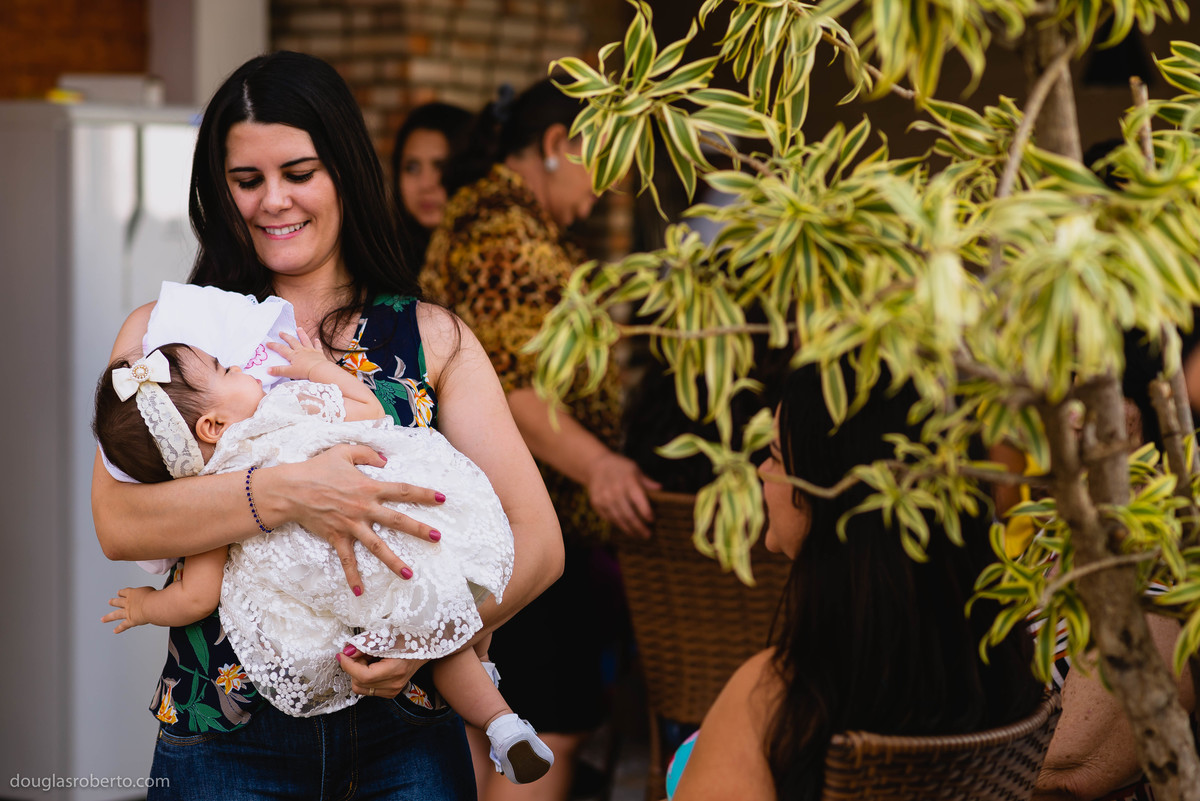 mãe dando carinho para a filha