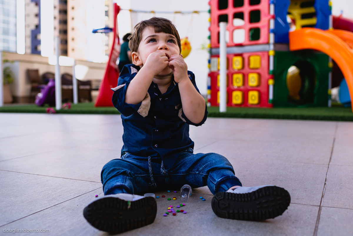 meino brincando com balinhas