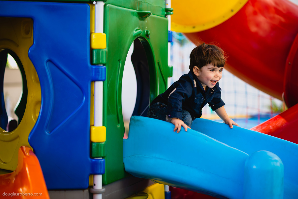 menino brincando no escorrega