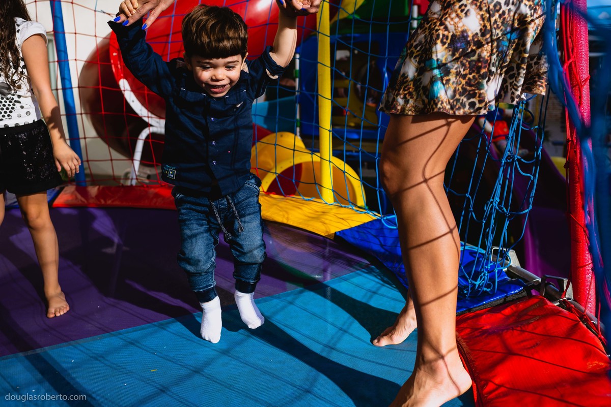 crianças brincando no pula pula