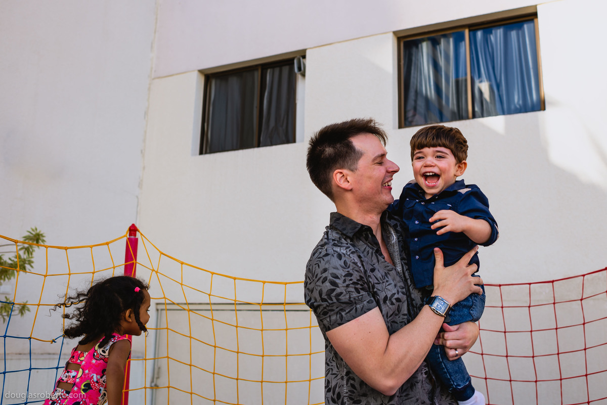 pai brincando com o filho no pula pula