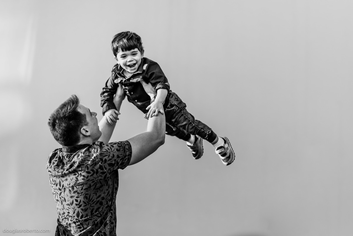 pai jogando filho para cima