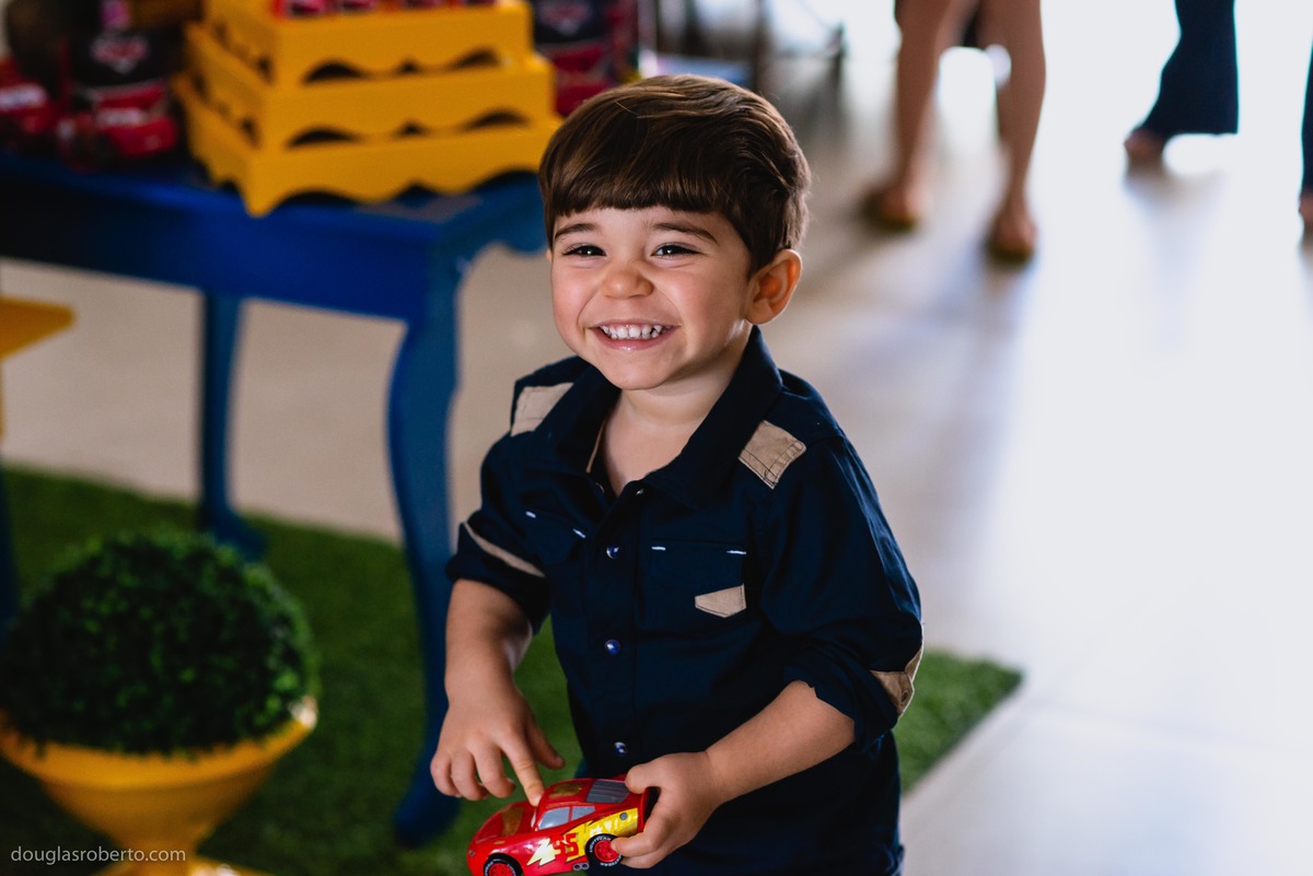 menino sorridente