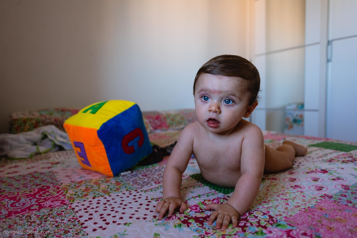 bebê brincando na cama
