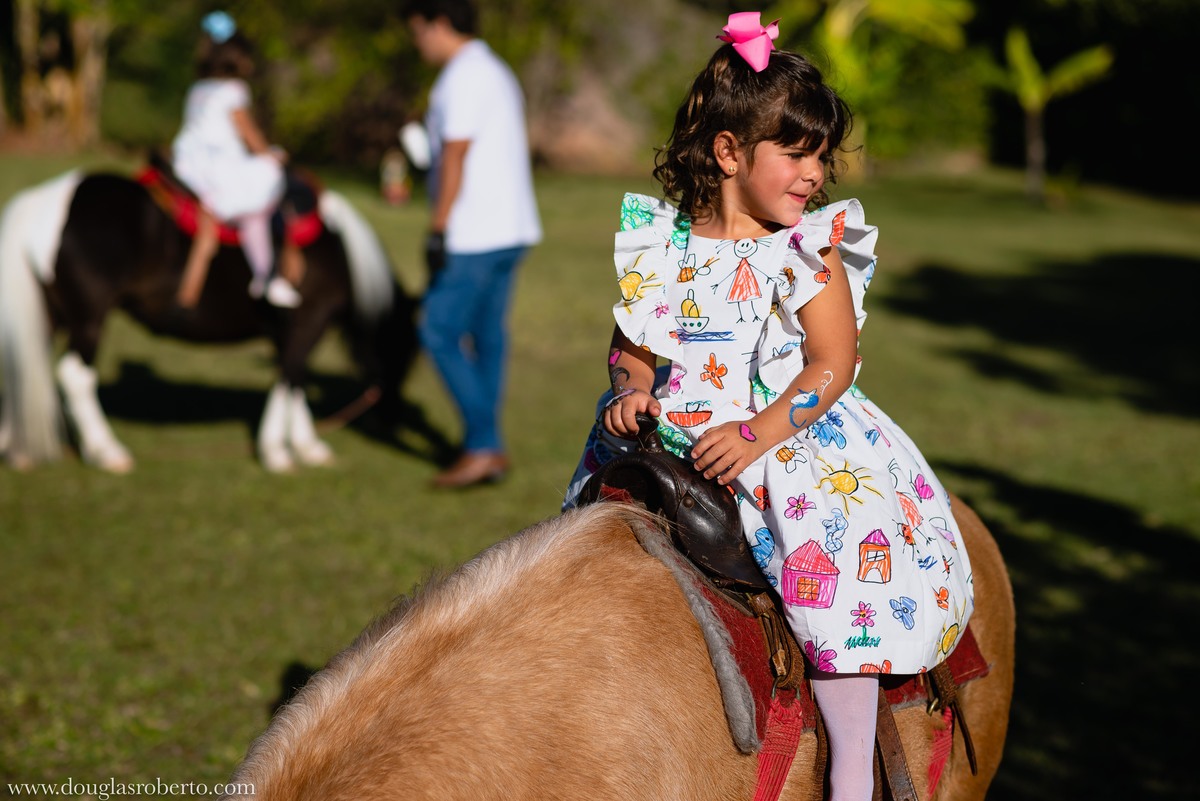 menina andando de pônei 