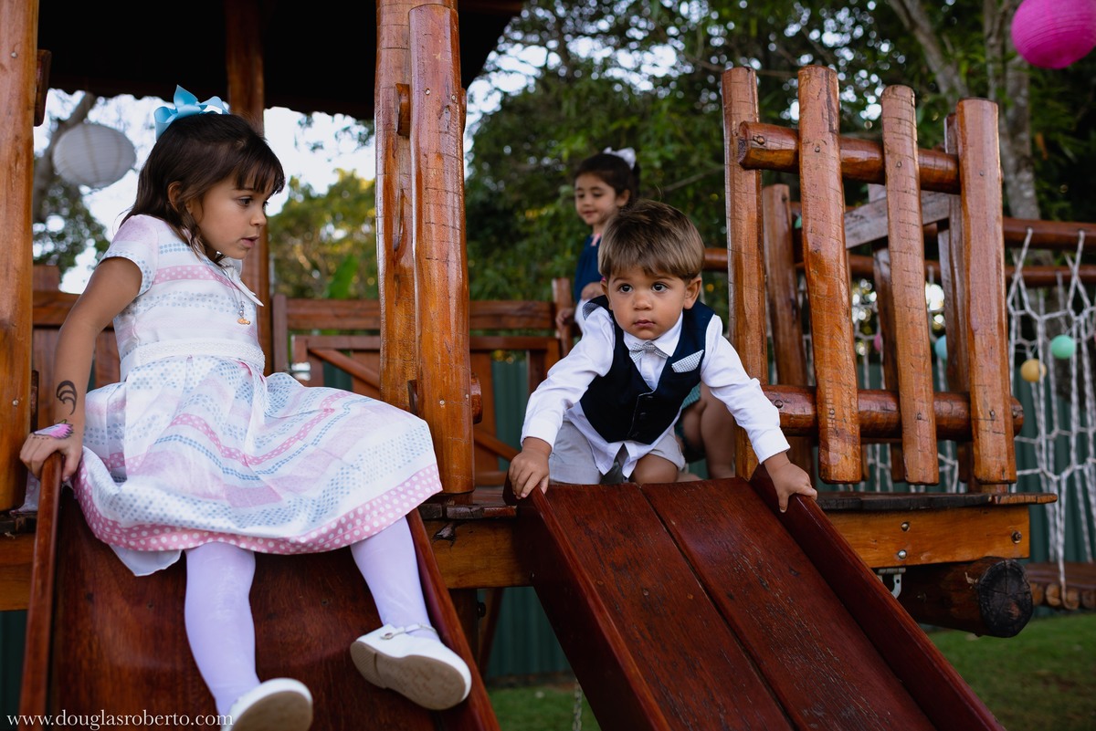 primos brincando no escorrega