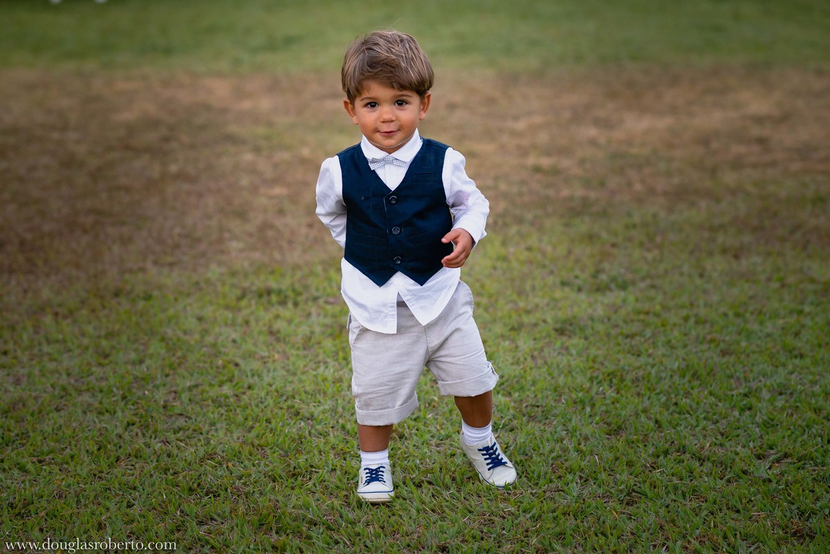 meino correndo na grama