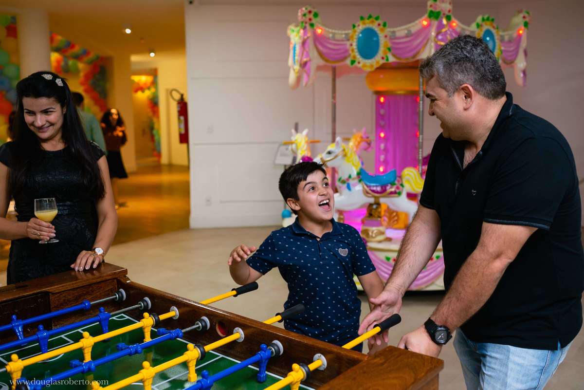 pais brincando na festa infantil