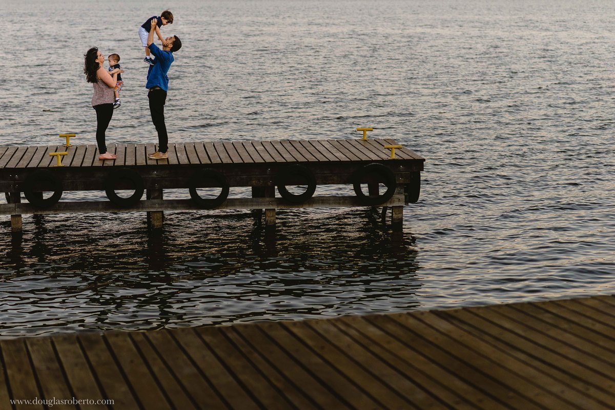 família brincando no lago