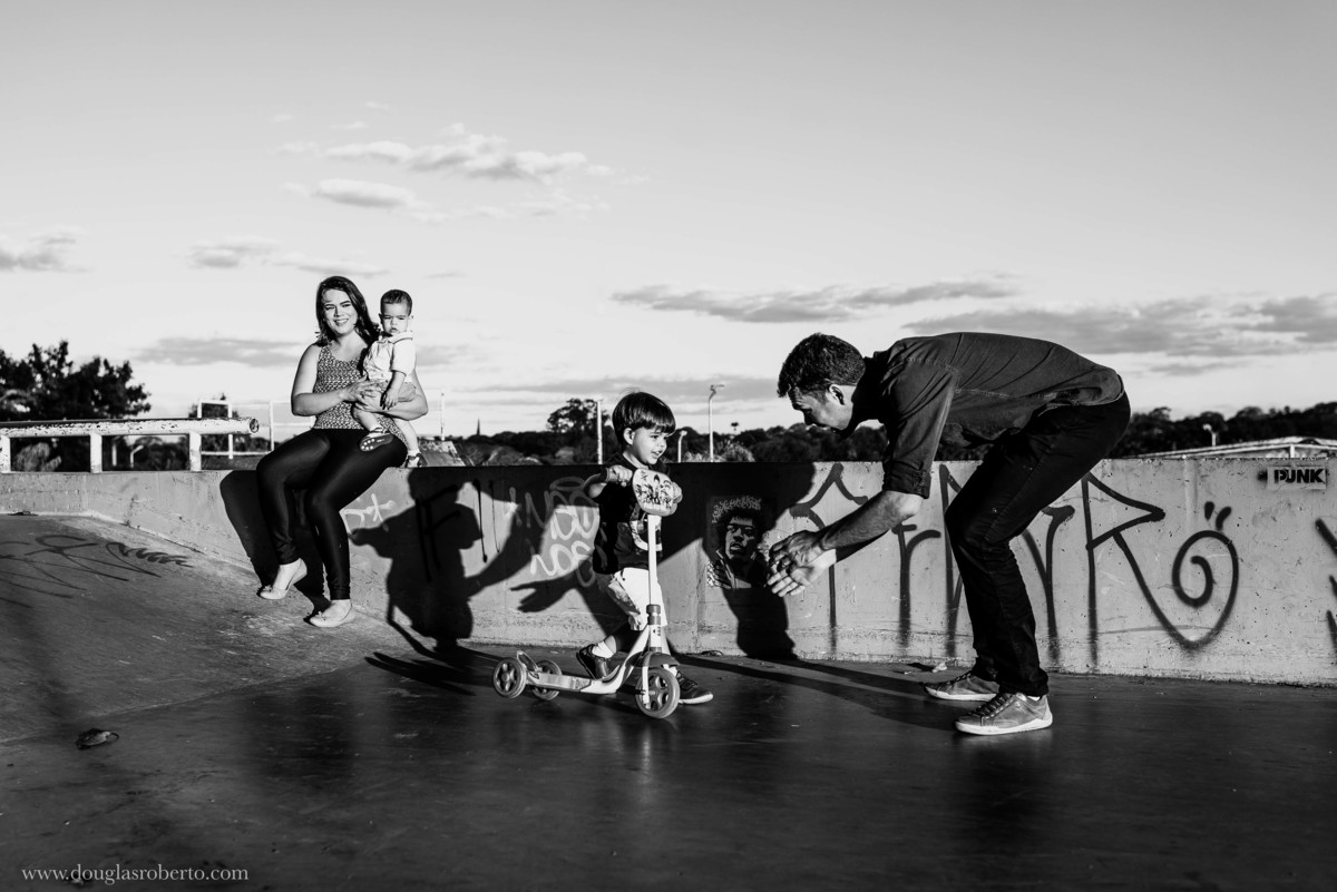 menino brincando de patinete