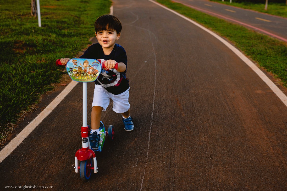 menino brincando de patinete