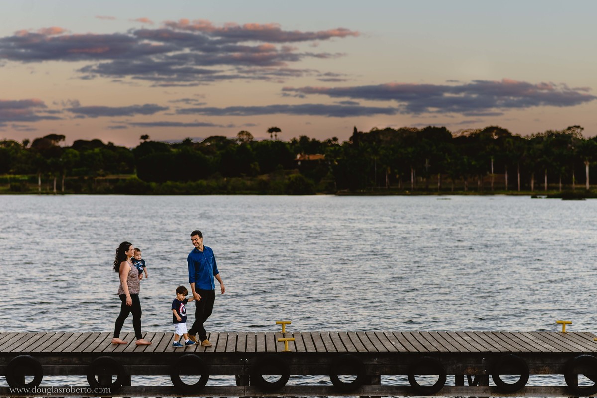 família brincando no lago