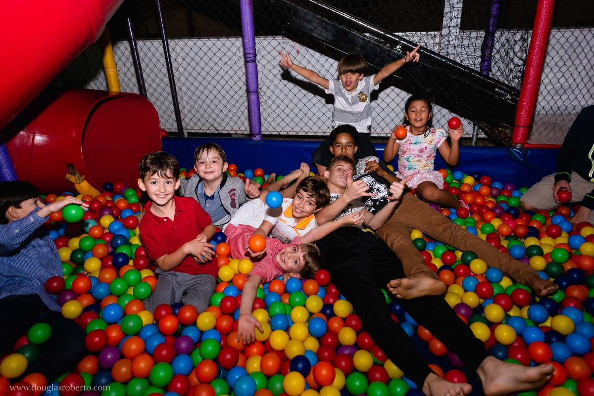 crianças brincando na piscina de bolinas