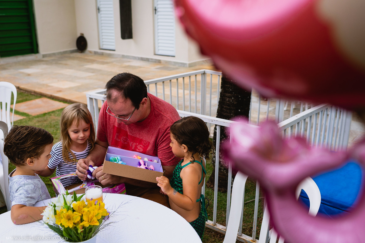menina abrindo os presentes