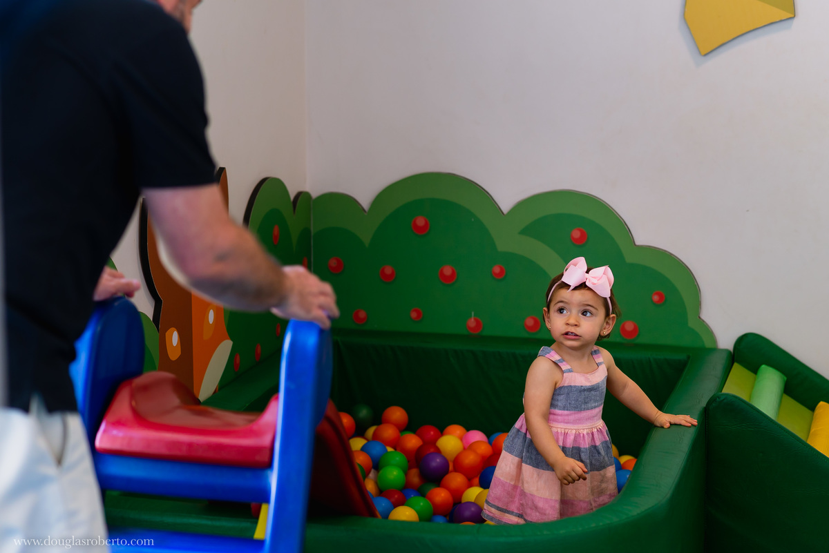menina brincando na piscina de bolinhas
