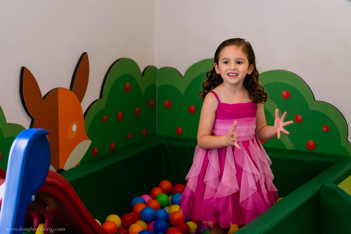 menina linda brincando em sua festa de 5 anos