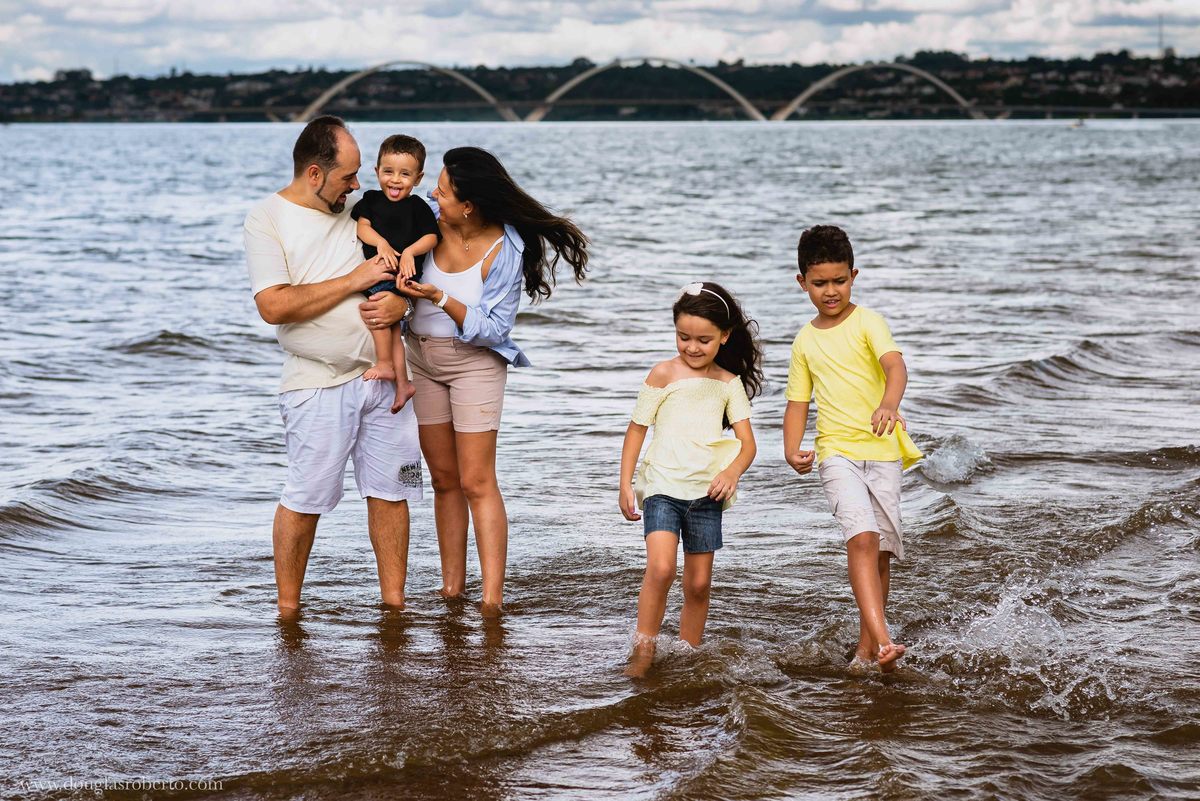 família se molhando no lago paranoá