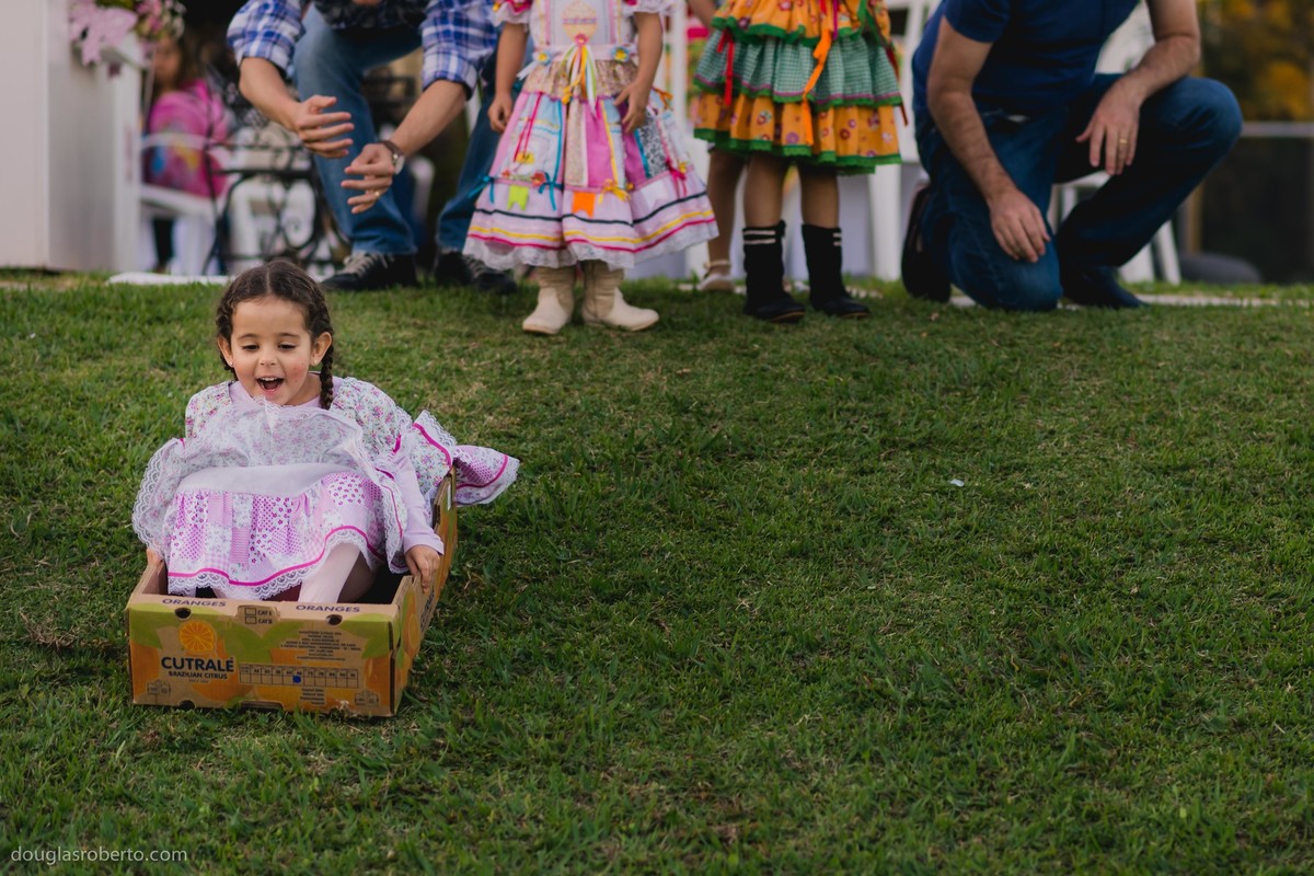 brincando em escorregar em caixa de papelão