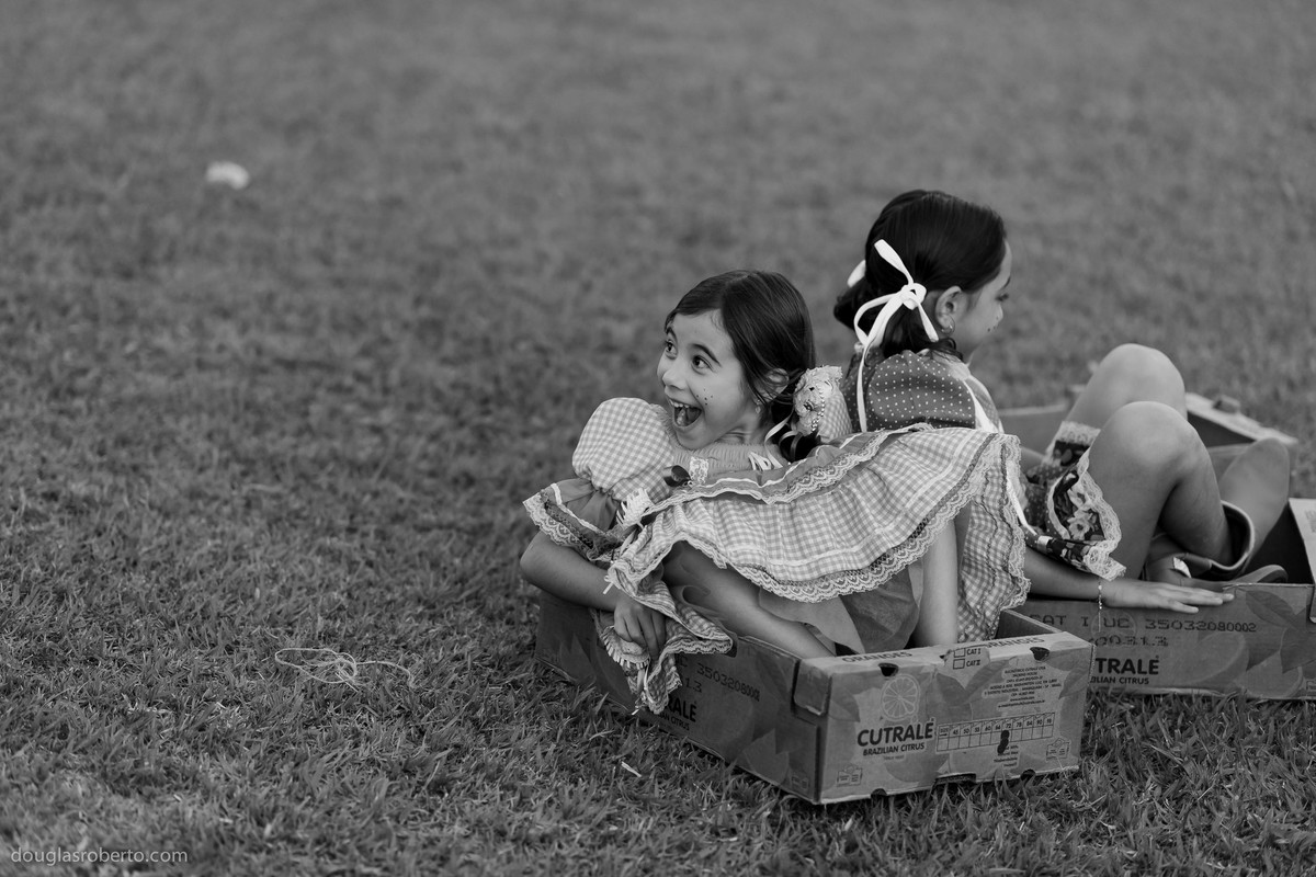 brincando em escorregar em caixa de papelão