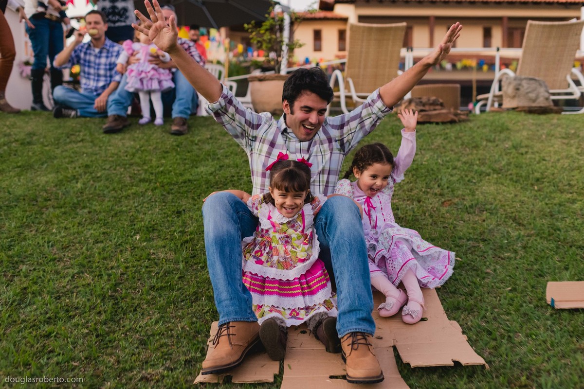 brincando em escorregar em caixa de papelão