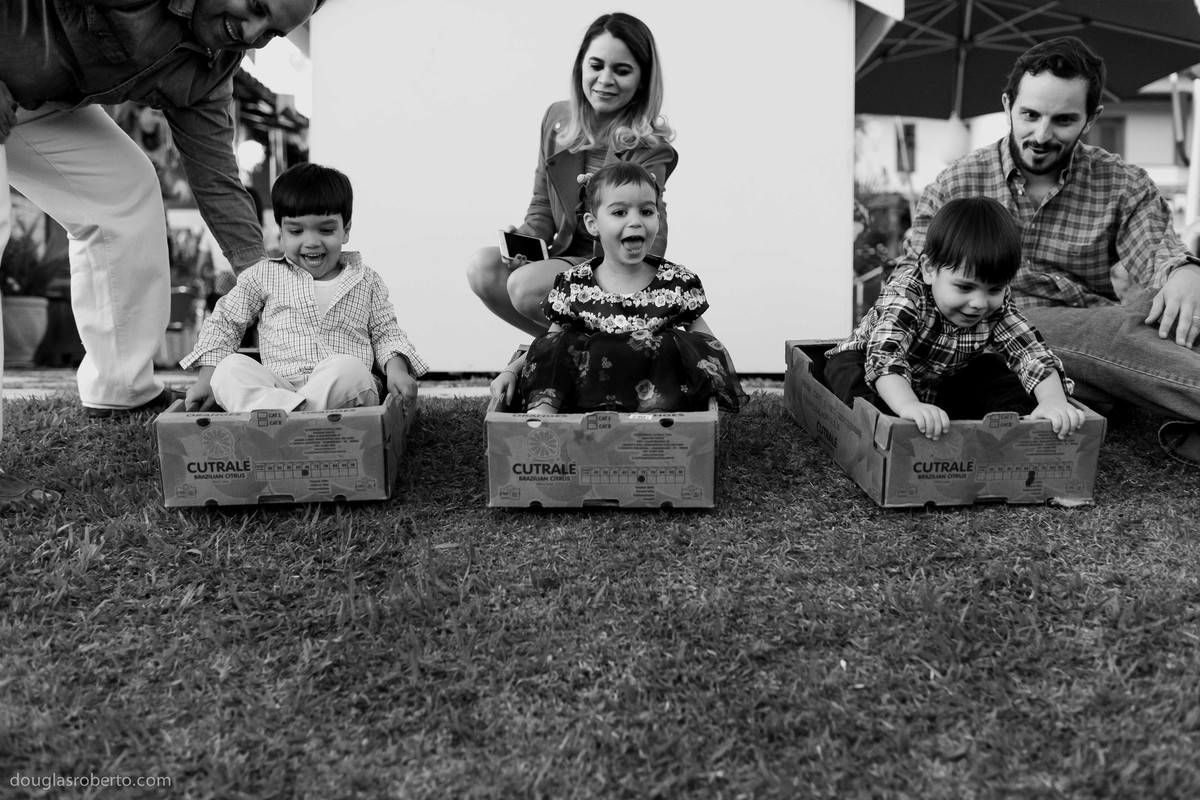 brincando em escorregar em caixa de papelão