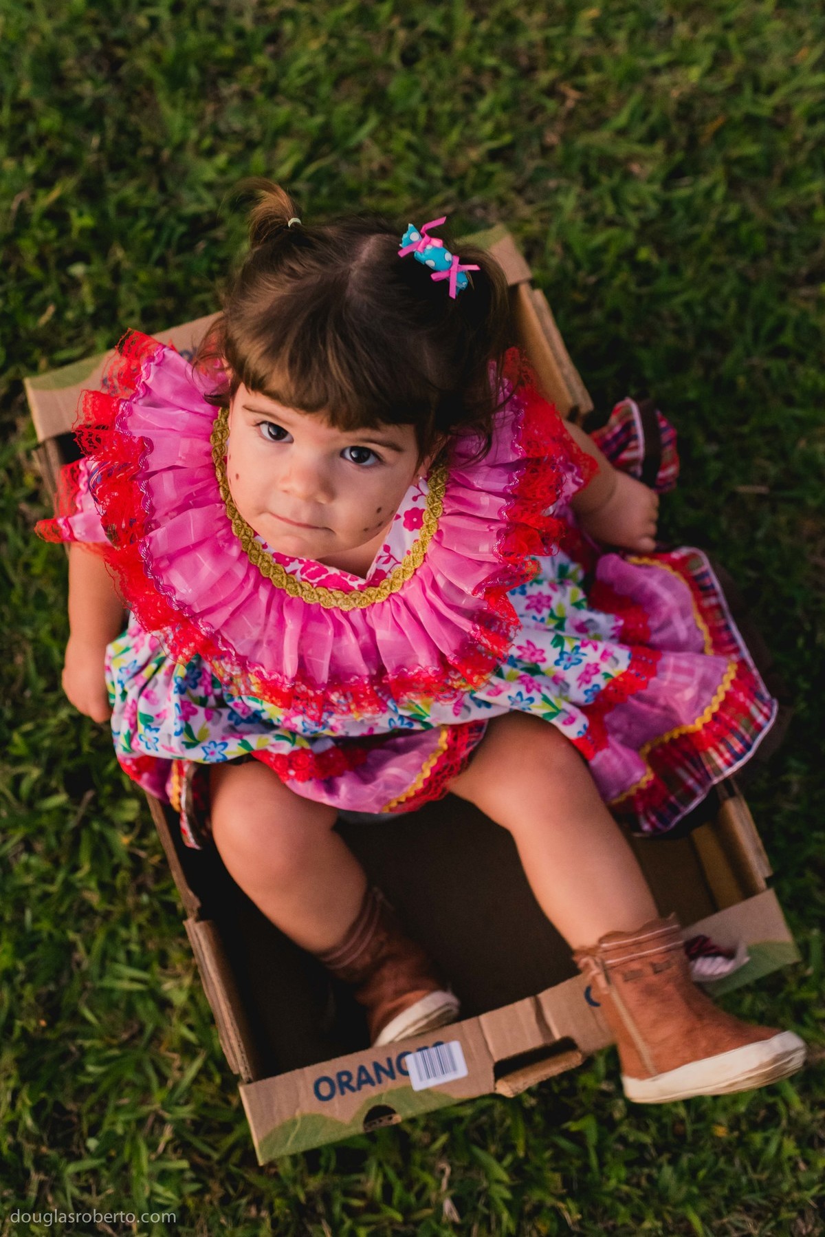 brincando em escorregar em caixa de papelão