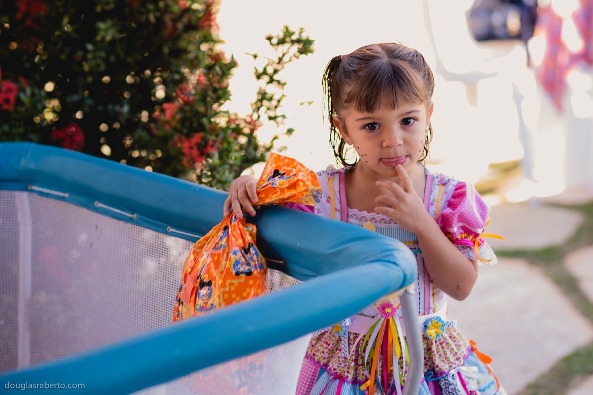 criança ganhando seus presentes