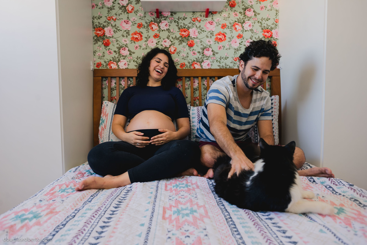Ensaio gestante, família toda reunida na cama