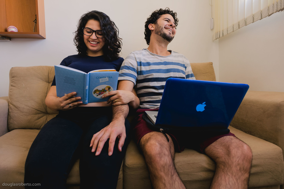 Ensaio gestante, o casal em casa