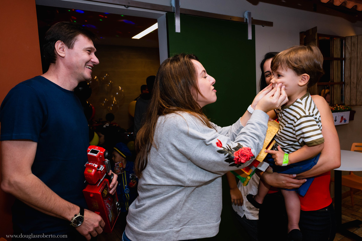 tia apertando a bochecha do sobrinho