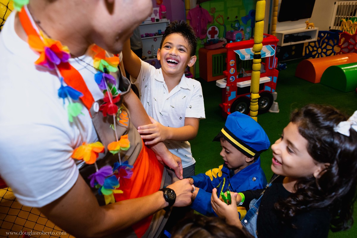 crianças brincando de danças