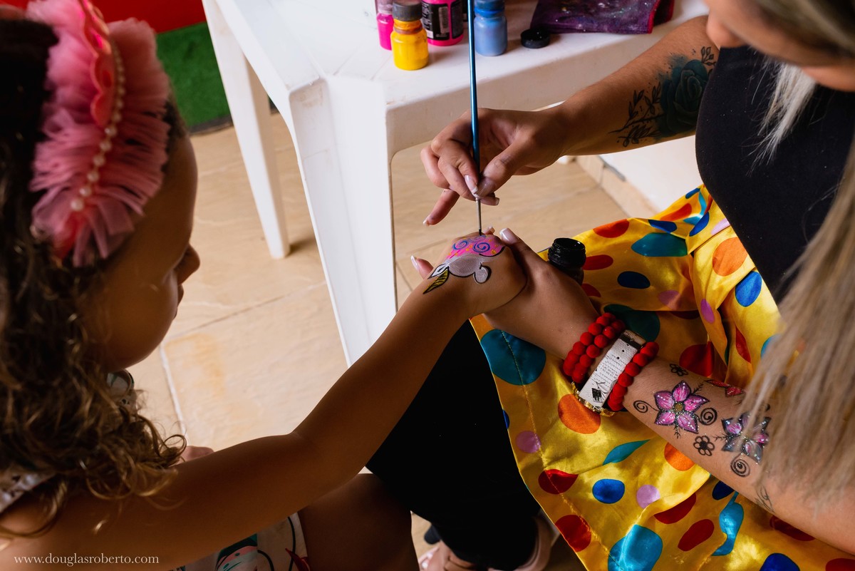 menina fazendo pintura na mãe