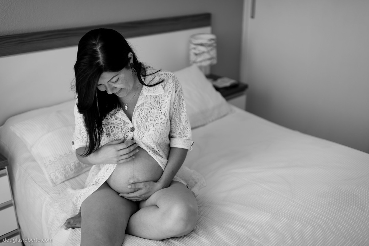 Ensaio Gestante Raiane de biquíni em casa