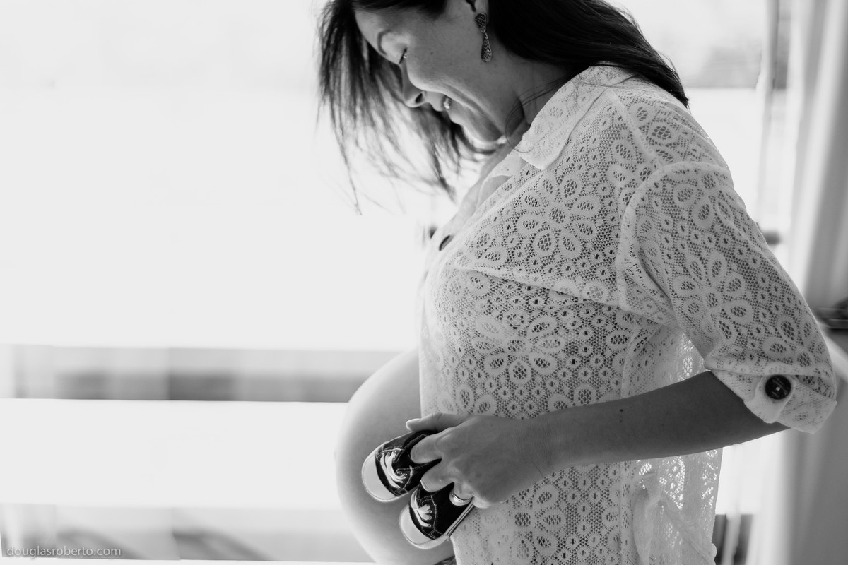 Ensaio Gestante Raiane de biquíni em casa com sapatinho do Miguel