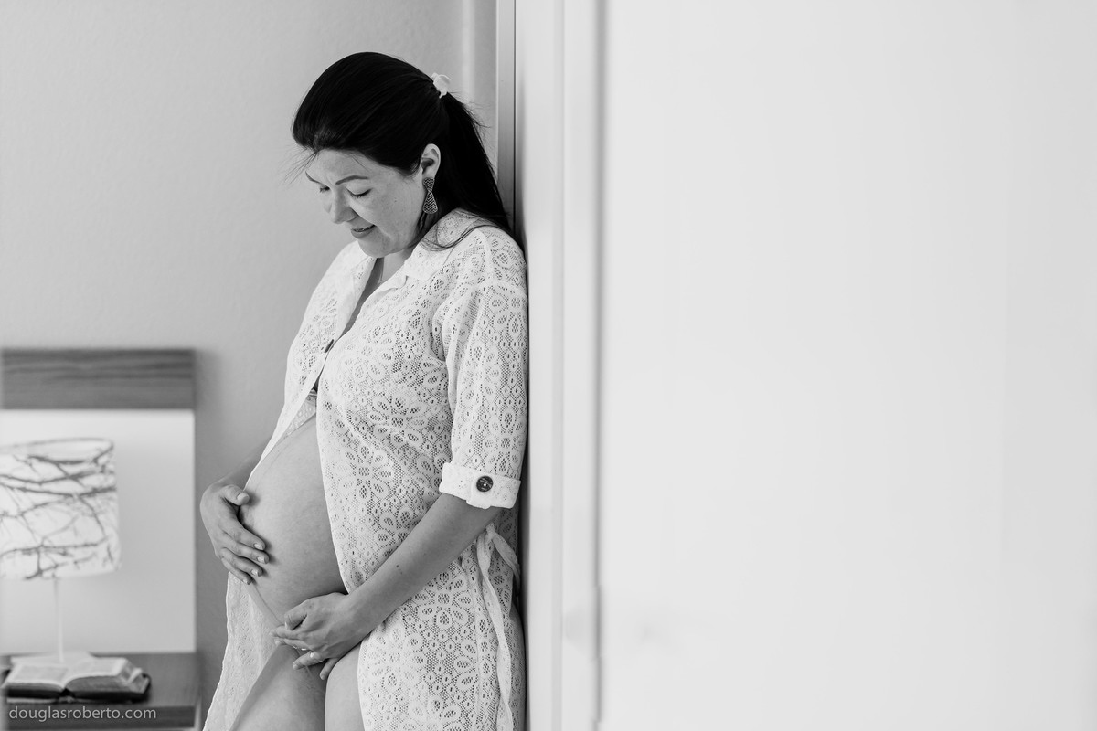 Ensaio Gestante Raiane de biquíni em casa