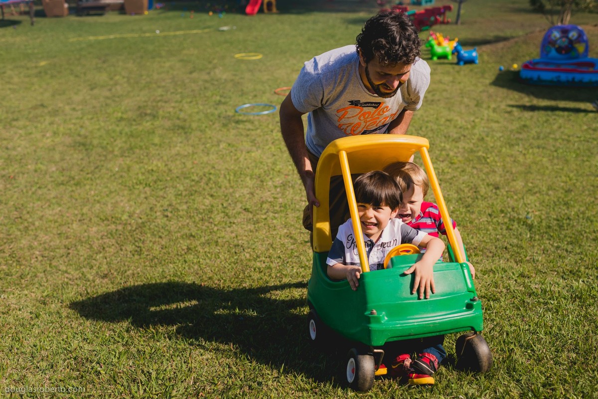 crianças dentro de carro brigando