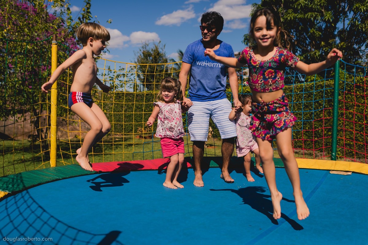 crianças no pupa-pula