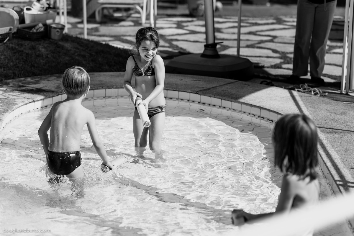 crianças da piscina