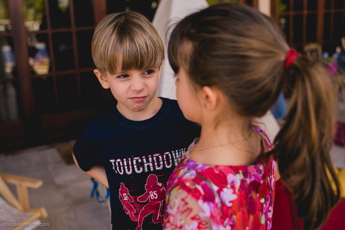 criança desconfiada