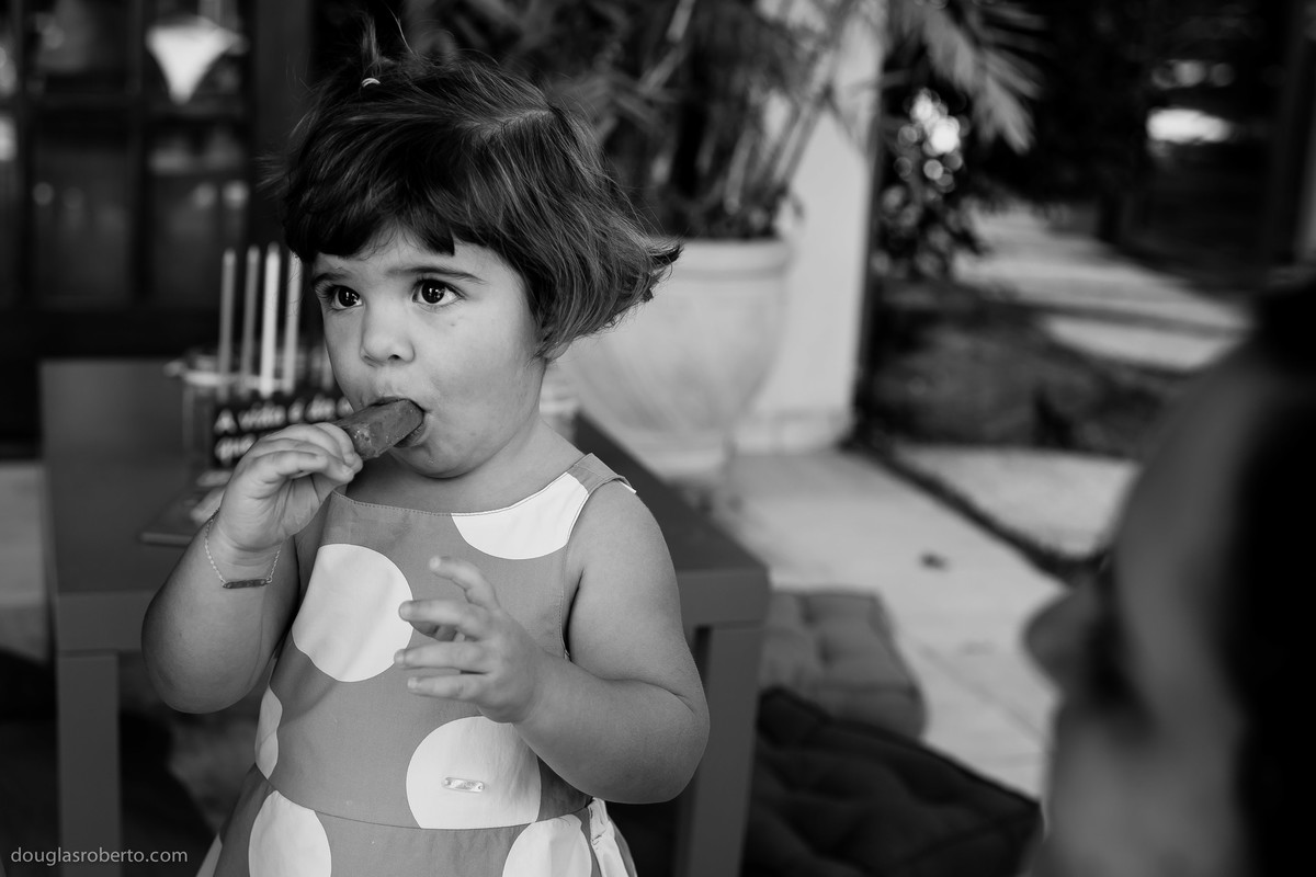 criança chupando picolé