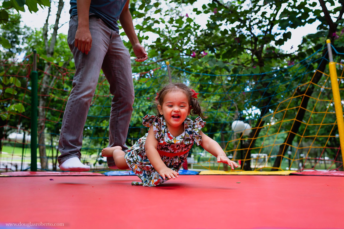 pai brincando com a filha no pula pula