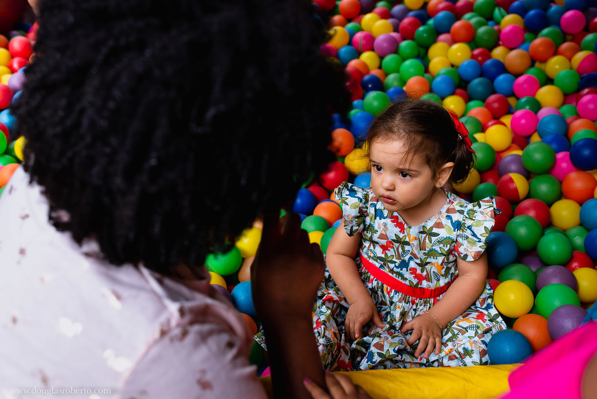 menina brincando na piscina a de bolinha