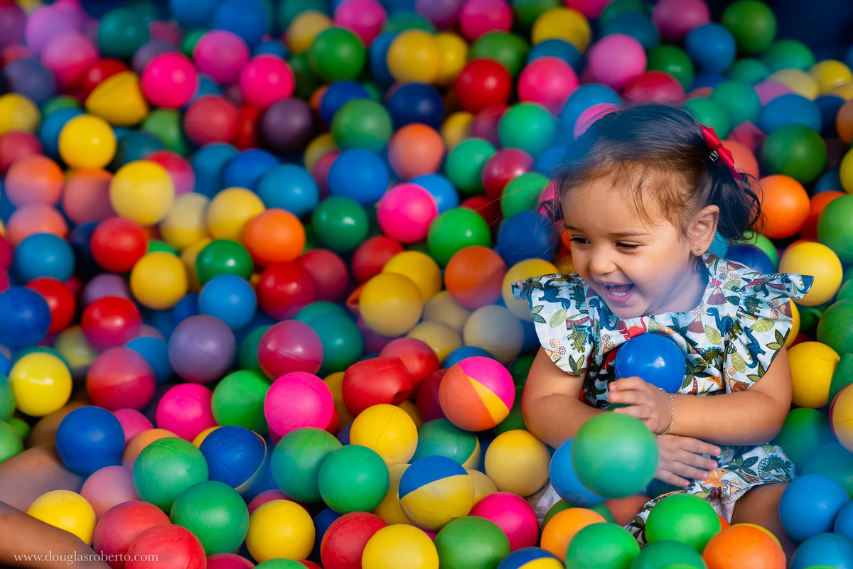 menina brincando na piscina a de bolinha